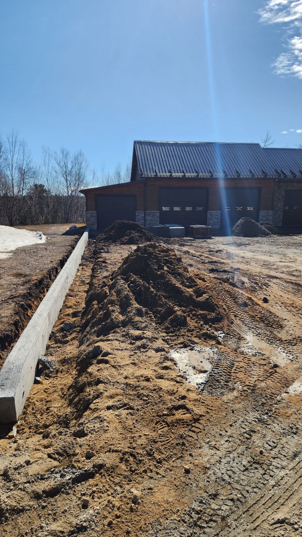 Fondation de béton devant un garage commercial