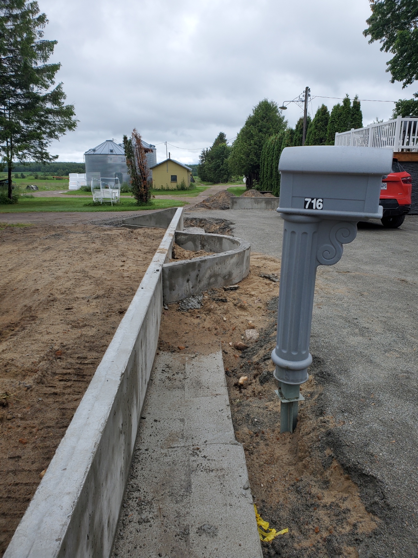 Muret de béton courbé en façade résidentielle