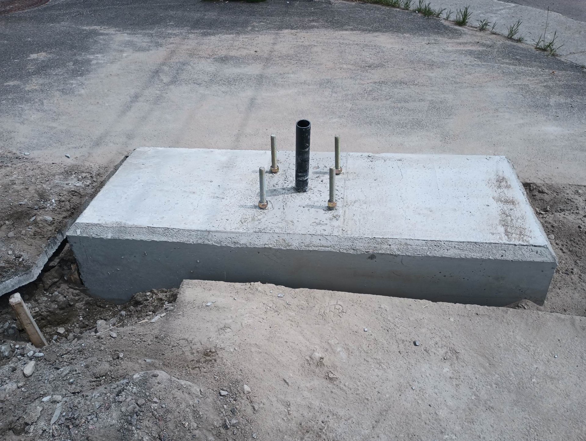 Base de béton avec ancrages
