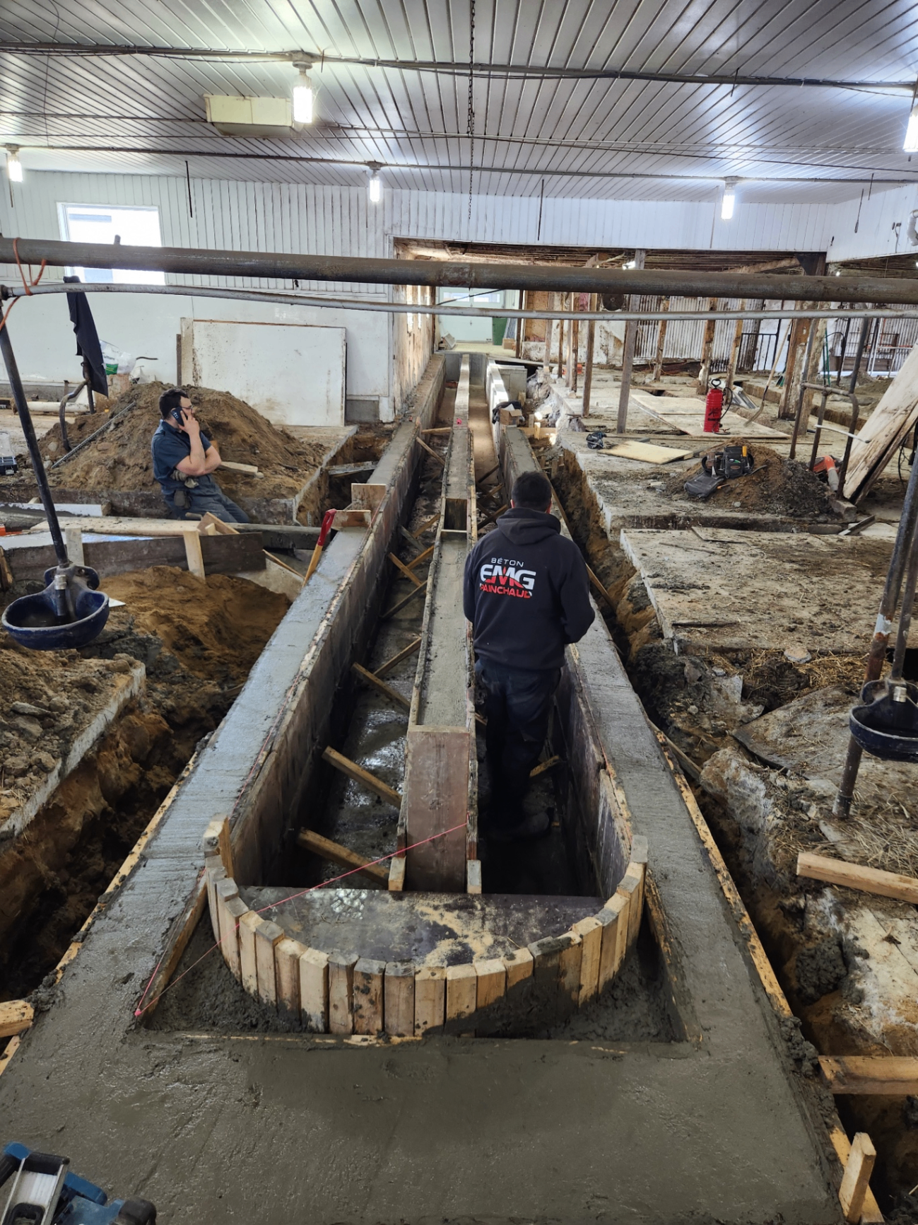 Équipe Béton EMG Painchaud en action sur un chantier de dalots