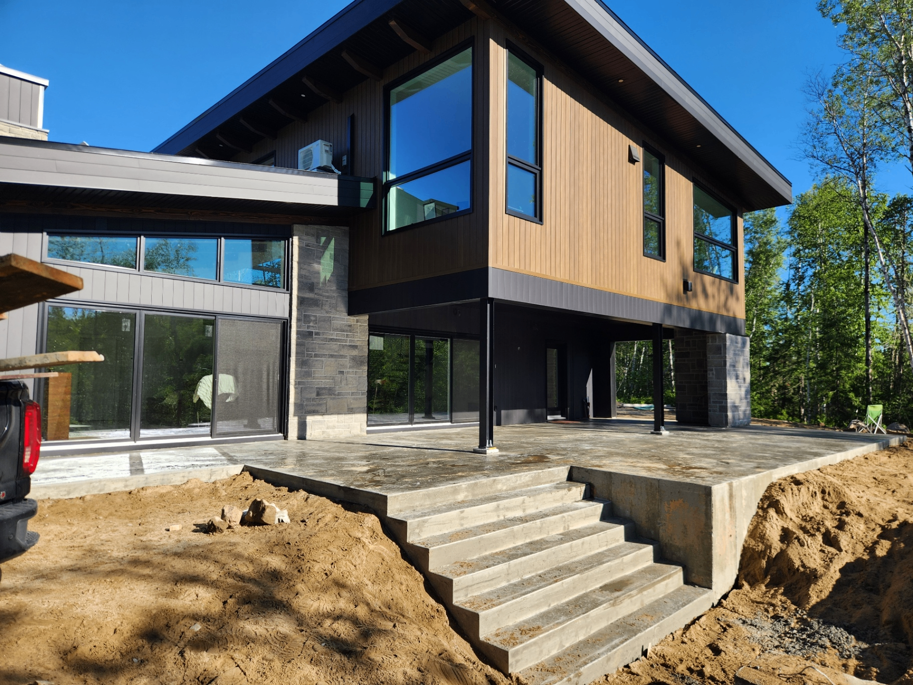 Réalisation béton — terrasse et escaliers modernes