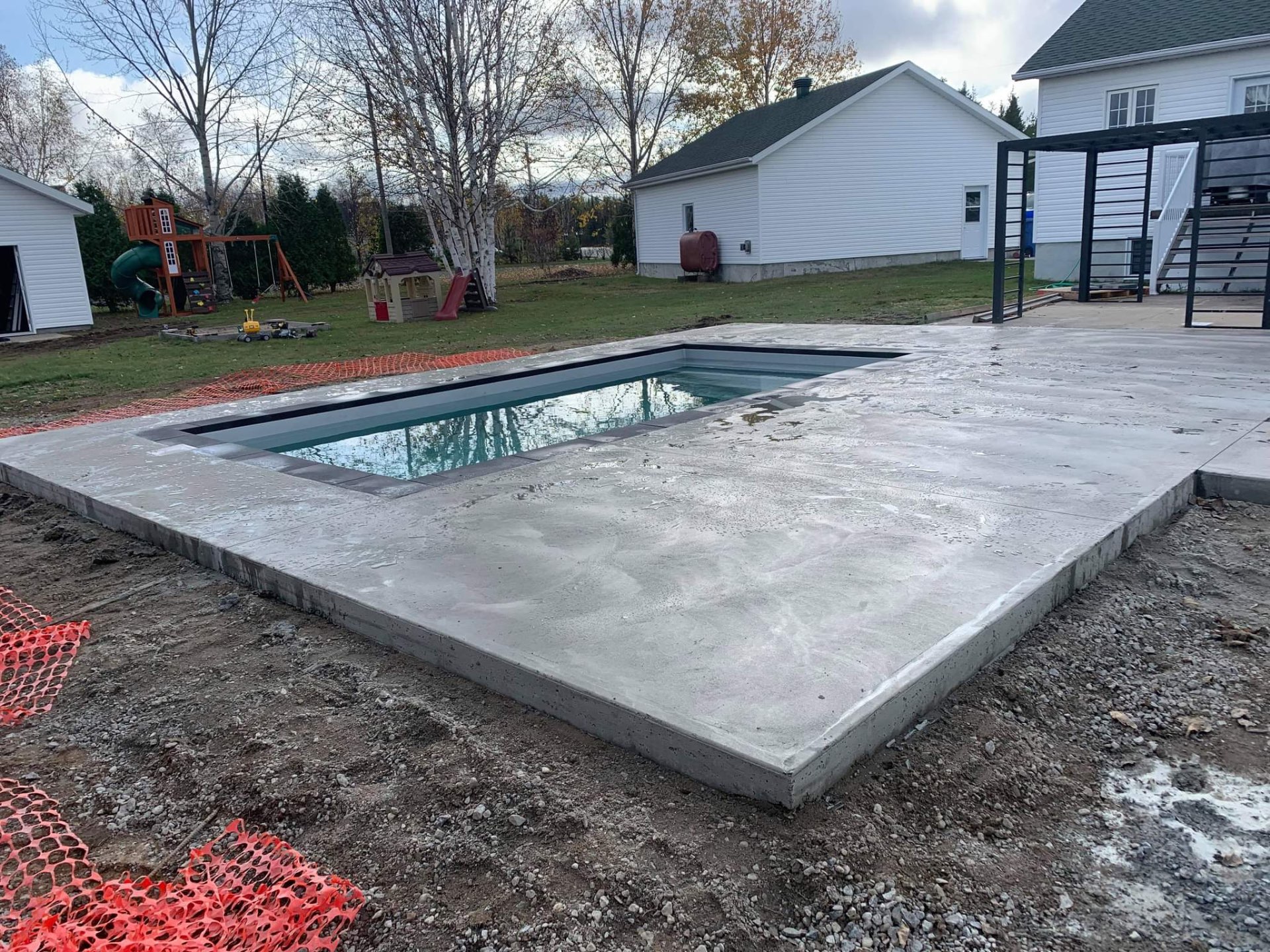 Contour de piscine en béton fini
