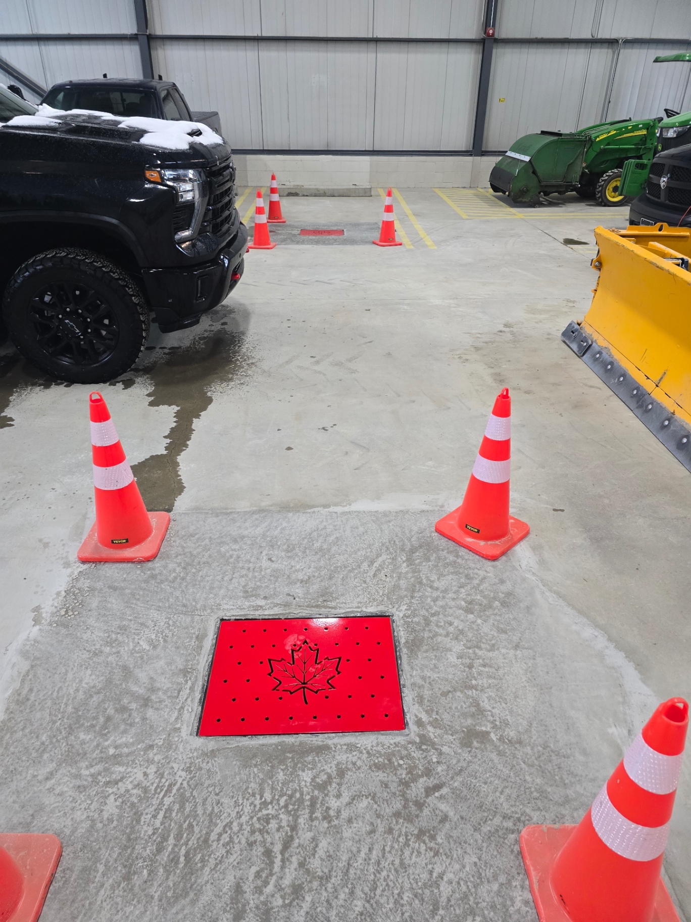Dalle de béton intérieure avec drain et feuille d'érable