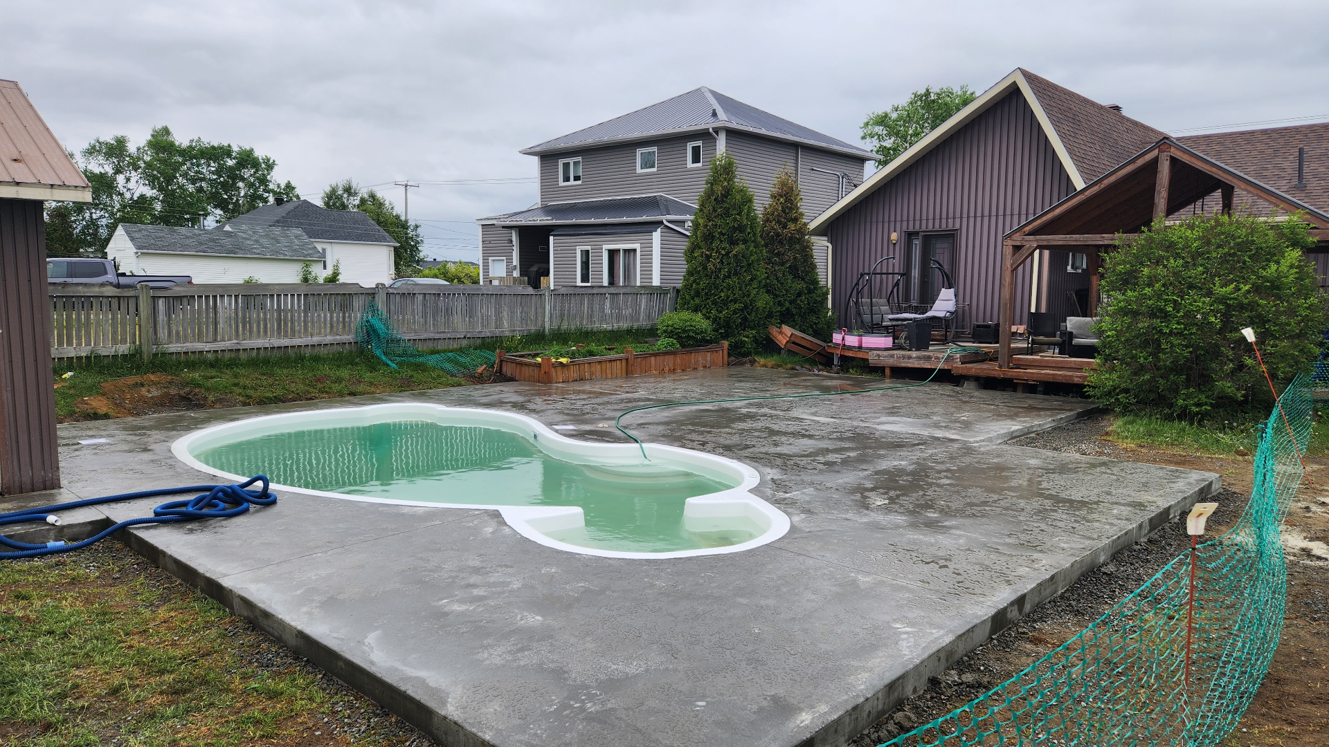 Dalle de béton autour d'une piscine