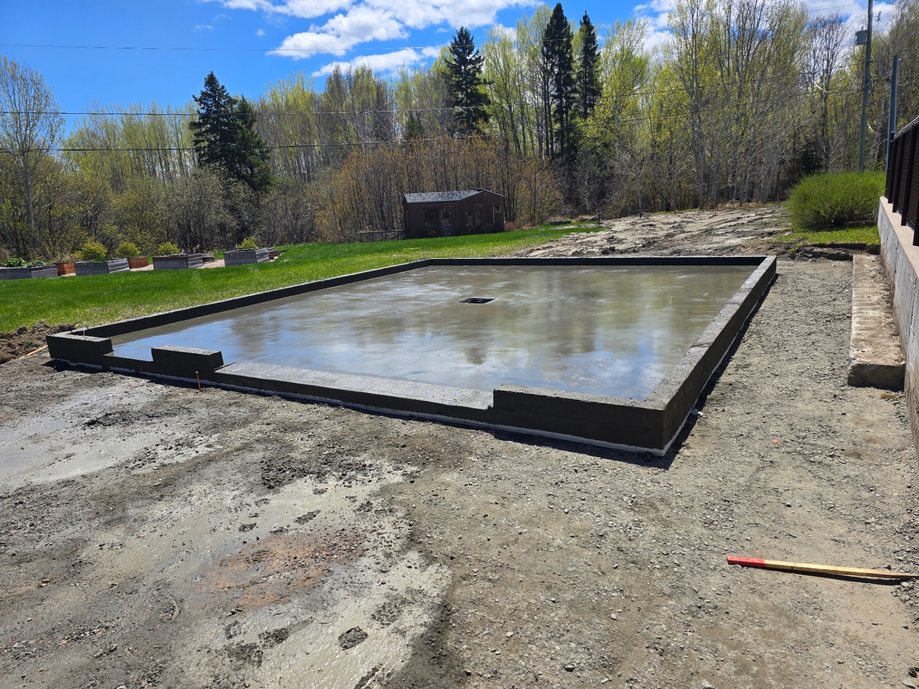 Fondation de béton avec dalle finie — projet résidentiel