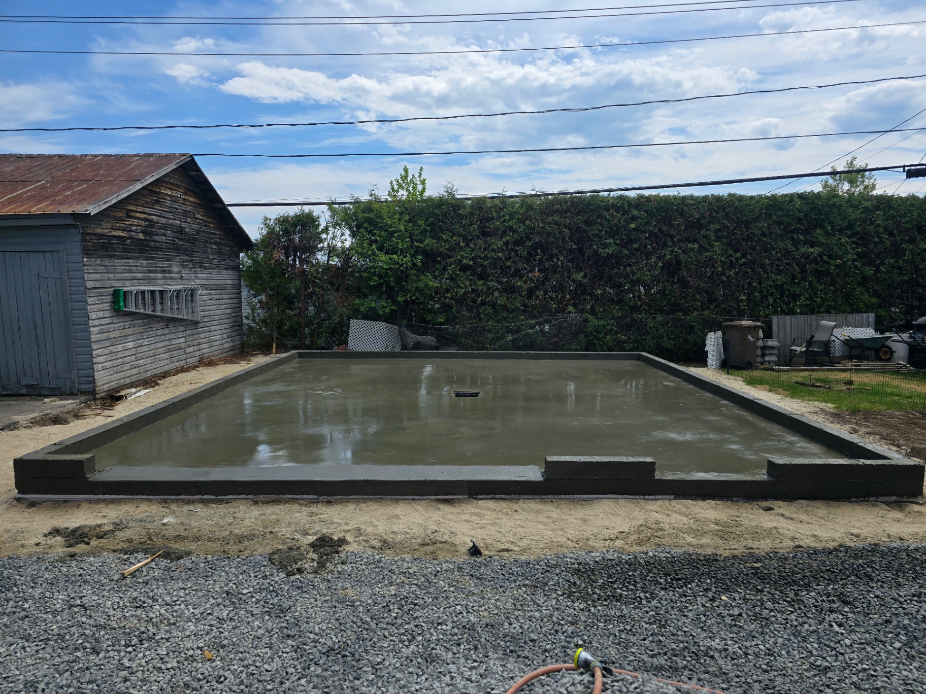 Dalle de béton fraîchement coulée